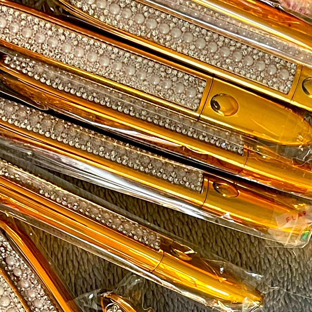 Clear Eyeliner and eyelash glue pen in gold
